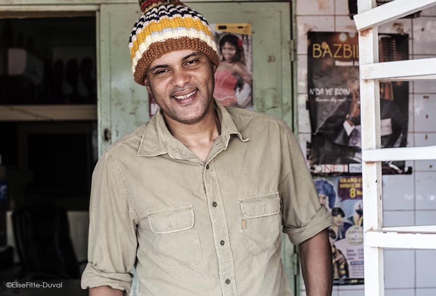 Smokey, co-initiateur du mouvement Balai Citoyen dans son studio d'enregistrement Abazon