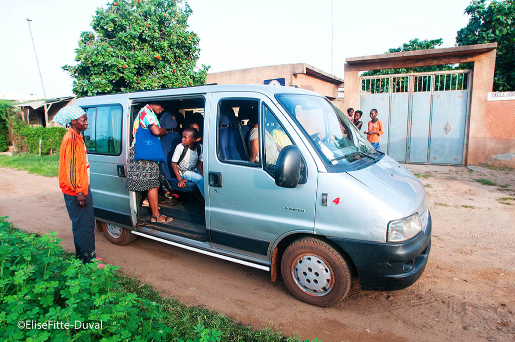 le tout nouveau bus de l'école du Dialaw fait le ramassage le jour de la rentrée